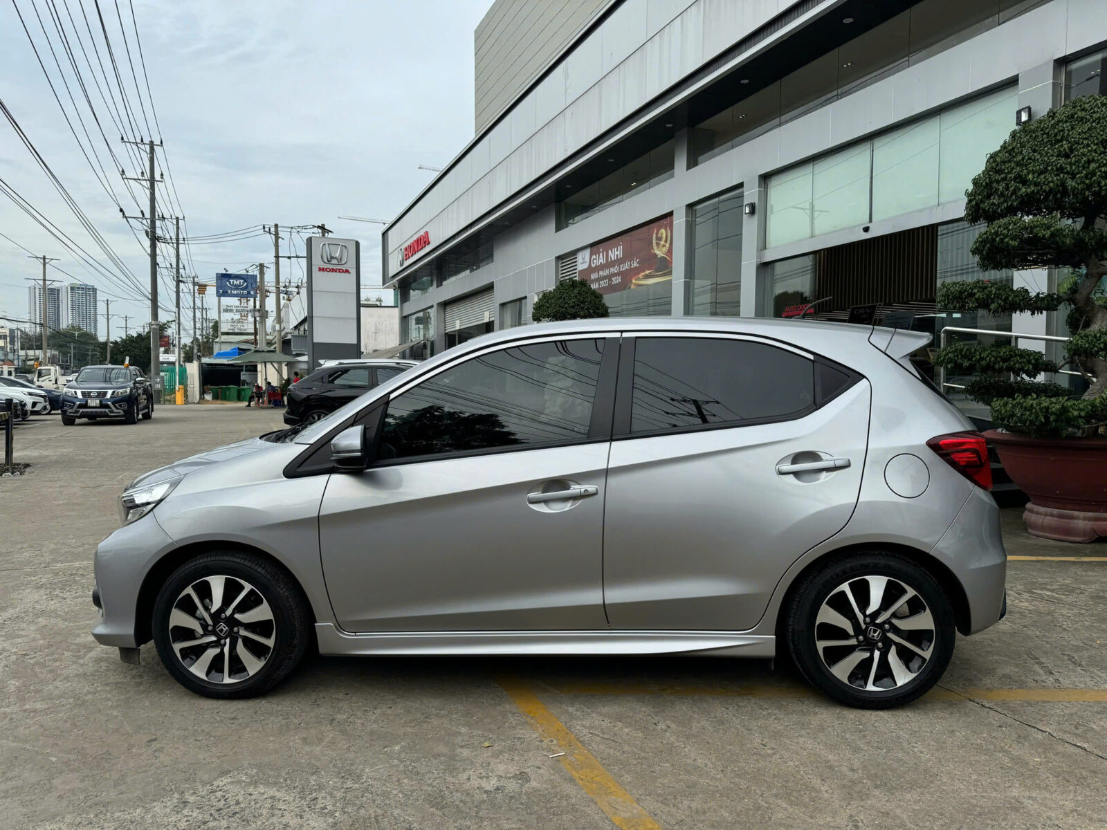 z6083257825106 99a68ee84249cd9eb57eb9878c150e33 Bán xe Honda Brio RS 2020 Màu bạc - Chạy chỉ 16.600 km – Nhập khẩu chính hãng từ Indonesia