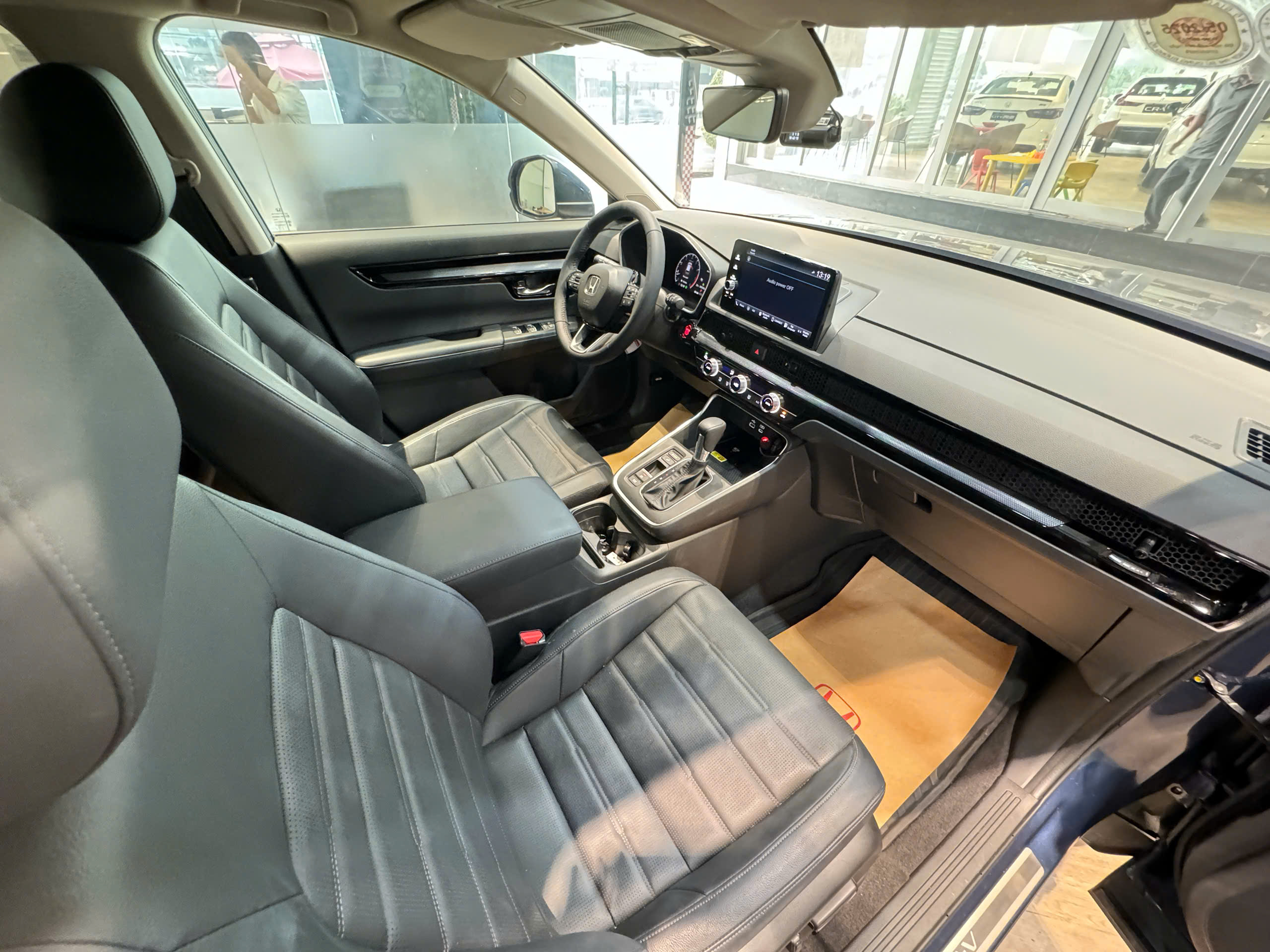 z7507255360727 fd42482e25e14a840a48f9504f9fc8d8 Bán Honda CR-V L 2023 Đăng Ký 04/2024 – Xe Lướt 5.000km - Xe đã qua sử dụng chính hãng Honda ô tô Bình Dương